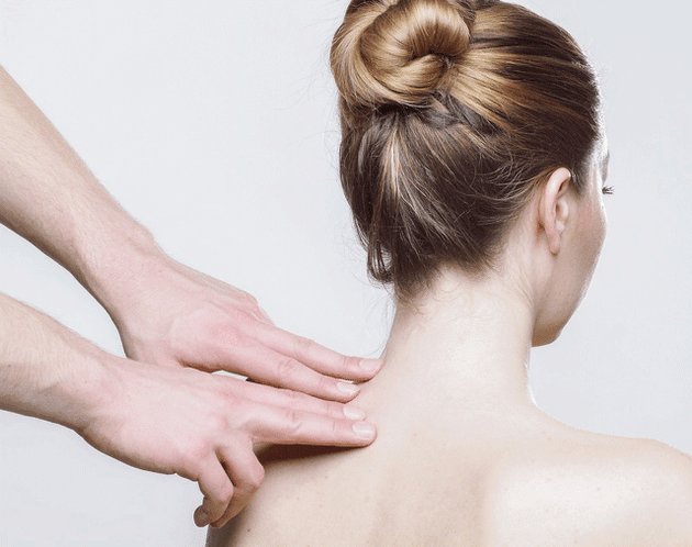 ქალის კისრის მასაჟი